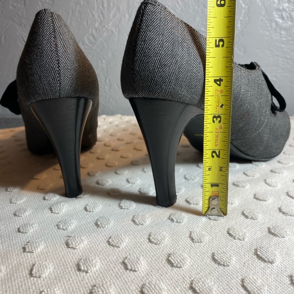 Ann Marino grey Herringbone Pumps with Black Satin Bow Accent - Picture 12 of 16